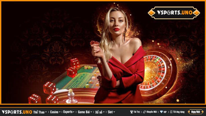 Người phụ nữ quyến rũ cầm xúc xắc tại bàn chơi roulette đầy ánh sáng