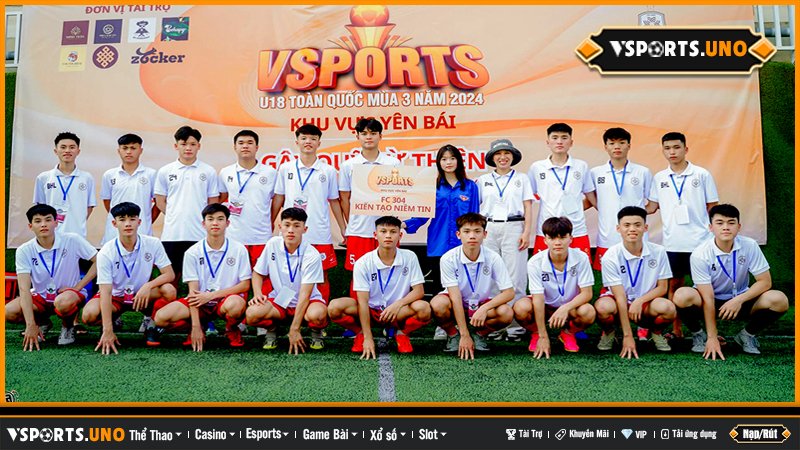 Đội bóng trẻ U18 chụp ảnh lưu niệm tại giải đấu có sự tài trợ của VTY01