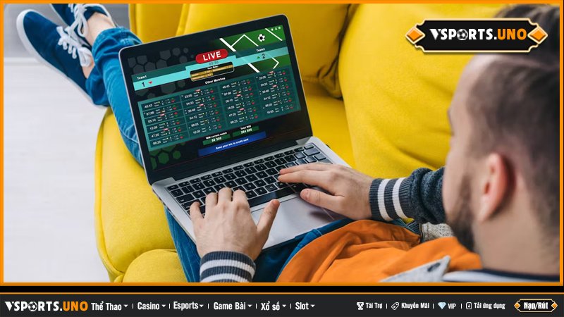 Người dùng đang truy cập website cá cược thể thao trực tuyến trên laptop