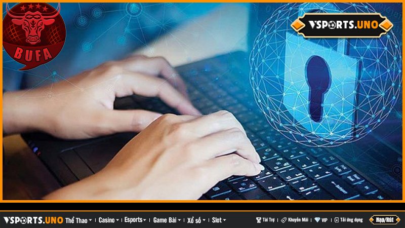 Bàn tay gõ máy tính với biểu tượng ổ khóa mạng lưới bảo mật
