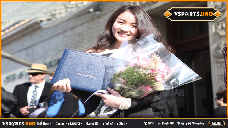 Thủy Top cầm bằng tốt nghiệp và hoa tươi sau khi hoàn tất chương trình học tại Mỹ