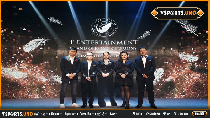 Thủy Top cùng các đối tác tại lễ khai trương T Entertainment