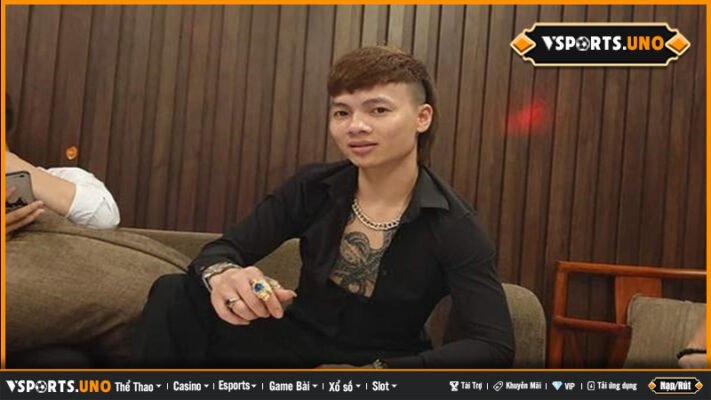 Khá Bảnh thời trẻ ngồi tại bàn trong một buổi làm việc