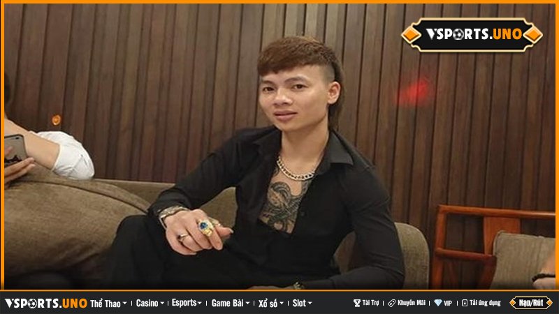 Khá Bảnh thời trẻ ngồi tại bàn trong một buổi làm việc