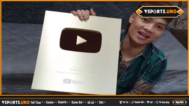 Khá Bảnh cầm nút bạc YouTube cho kênh đạt 100.000 lượt đăng ký