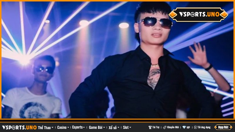 Khá Bảnh biểu diễn điệu nhảy múa quạt trong quán bar